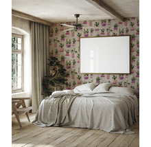 Chambre avec papier peint à motifs, lit et fenêtre
