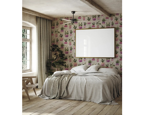 Chambre avec papier peint à motifs, lit et fenêtre