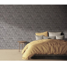 Schlafzimmer mit Bett und Wandgestaltung in Schuppenoptik