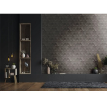 Wohnzimmer mit Wandverkleidung im Schuppendesign, Regalen und Holzfußboden