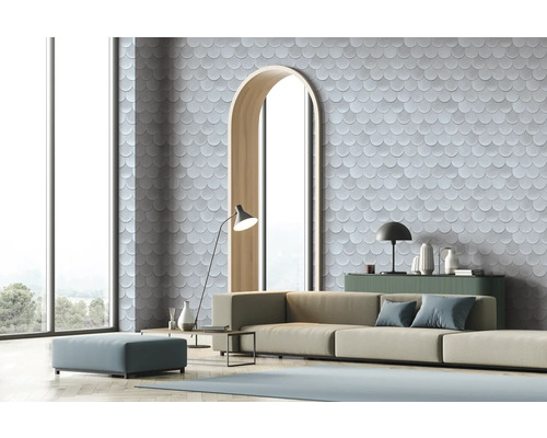 Salon avec canapé, lampadaire, décoration et carrelage mural en aspect écailles