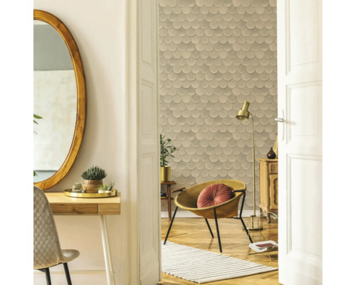 Pièce lumineuse avec bureau, miroir et papier peint à motif d''écailles