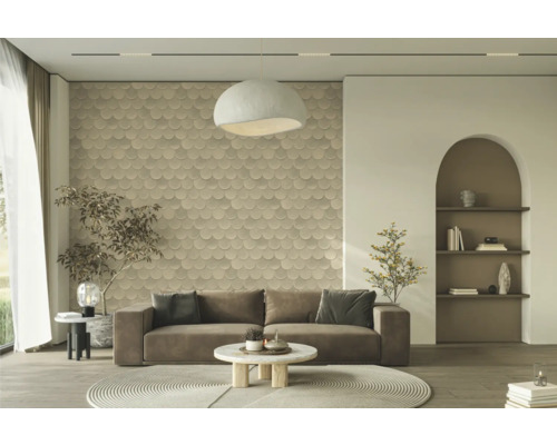 Salon avec canapé, tapis, lampe et mur décoratif