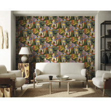 Wohnzimmer mit gemusterter Tapete, Sofa und Sesseln