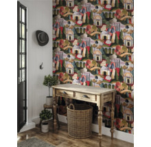 Dekoratives Interieur mit gemusterten Tapeten, Holztisch, Korb, Tür, Hut und Pflanzen.