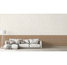 Wohnzimmer mit Sofa, Stehlampe und Wandpaneelen