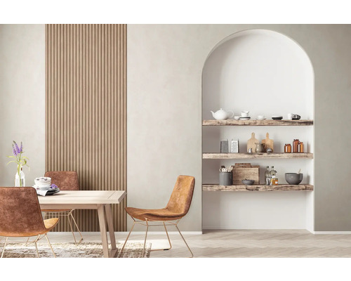 Salle à manger avec table, chaises et étagères dans une niche