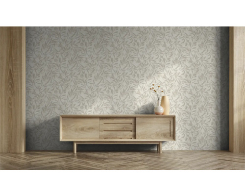 Salon avec papier peint à motifs de feuilles, buffet et parquet.
