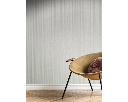 Mur avec papier peint à rayures verticales et fauteuil