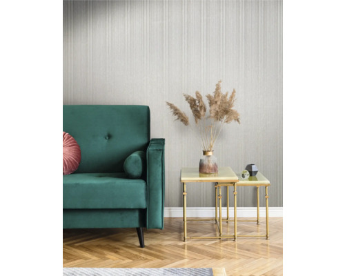 Scène d''intérieur avec canapé, tables et papier peint décoratif