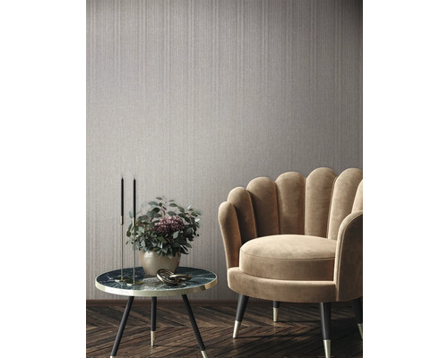Scène avec un revêtement mural, un fauteuil et une table d''appoint avec décoration
