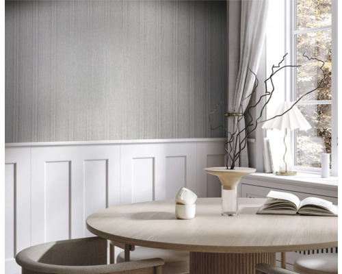 Intérieur avec papier peint gris et lambris blancs