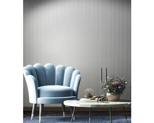 Exemple d''aménagement avec fauteuil, table et papier peint mural dans une pièce lumineuse.
