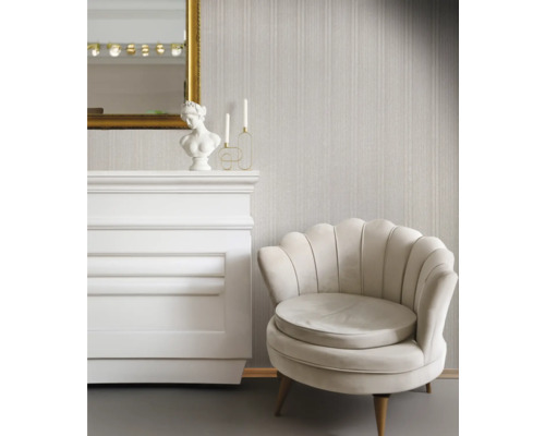 Intérieur décoratif avec fauteuil, cheminée décorative et miroir