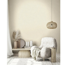 Salon lumineux avec fauteuil, table d''appoint et suspension