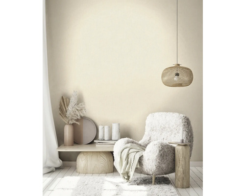Salon lumineux avec fauteuil, table d''appoint et suspension