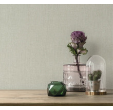 Papier peint à motifs avec fleurs et décoration sur une table en bois