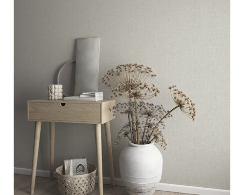 Intérieur décoratif avec console, vase et accessoires devant un mur