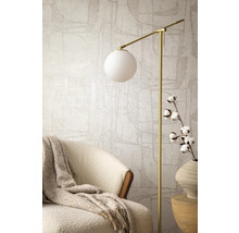 Scène avec fauteuil, lampadaire et vase décorative pour un intérieur élégant