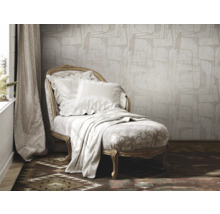 Fauteuil classique avec papier peint à motifs et rideaux