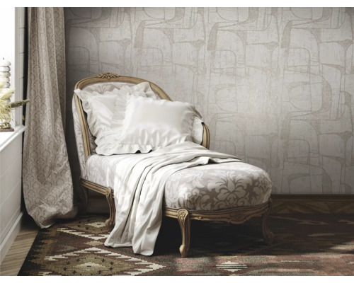 Fauteuil classique avec papier peint à motifs et rideaux