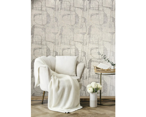 Salon lumineux avec fauteuil, couverture, coussin, table d''appoint, fleurs et papier peint à motifs