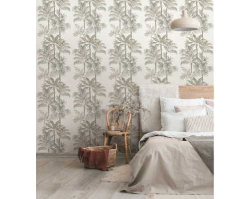 Pièce décorative avec papier peint à motif de palmier, lit et chaise