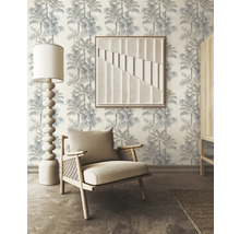 Pièce décorative avec fauteuil, lampadaire, tableau mural et papier peint à motif de palmiers