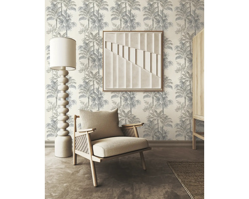 Pièce décorative avec fauteuil, lampadaire, tableau mural et papier peint à motif de palmiers