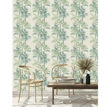 Pièce avec papier peint à motif de palmiers, deux chaises et une table