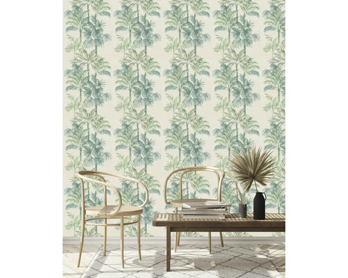 Pièce avec papier peint à motif de palmiers, deux chaises et une table