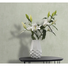 Nature morte avec des lys blancs dans un vase blanc sur une table