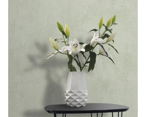 Nature morte avec des lys blancs dans un vase blanc sur une table