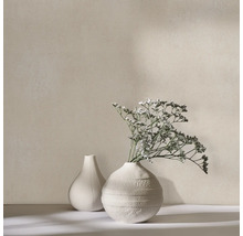 Deux vases décoratifs, dont un avec un arrangement floral.