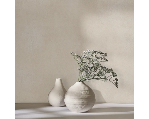 Deux vases décoratifs, dont un avec un arrangement floral.