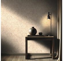 Raum mit geometrischer Tapete, Tisch, Lampe und Dekoration
