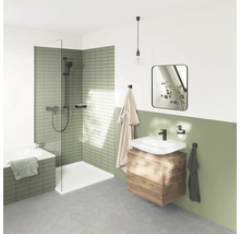 Badezimmer mit Dusche, Waschbeckenunterschrank und Spiegel