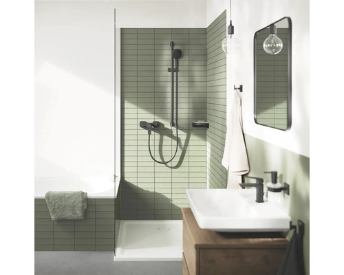 Modernes Badezimmer mit Dusche, Waschbecken und Spiegel