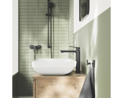 Modernes Badezimmer mit Aufsatzwaschbecken, Armatur und Dusche