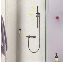 Duscharmatur im modernen Badezimmer mit Handtuch