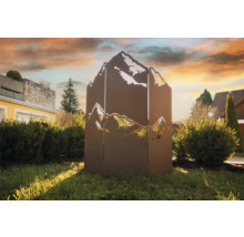 Dekorative Gartenskulptur aus Metall mit Bergsilhouette auf Rasen