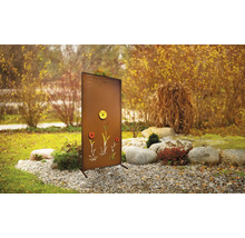 Gartenszene mit braunem Sichtschutz mit Blumendesign auf Kies