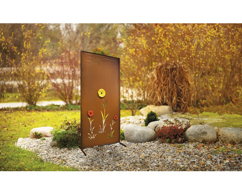 Scène de jardin avec un paravent marron avec motif floral sur du gravier