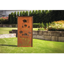 Brise-vue de jardin décoratif avec motif de fleur de lotus en métal sur une pelouse.