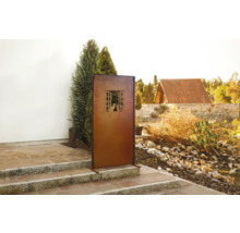 Dekorative Sichtschutzwand mit Katzendesign im Gartenbereich.
