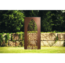 Dekorative Gartenwand mit gotischem Muster auf Rasen