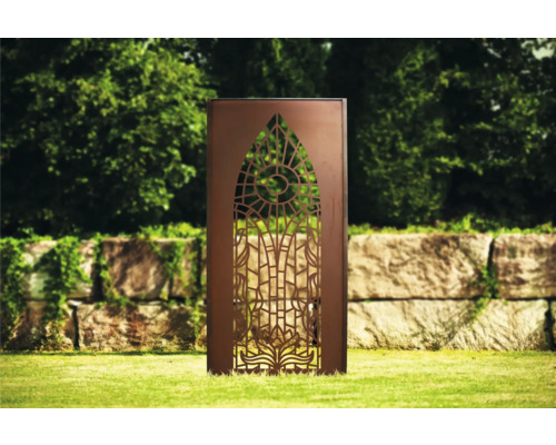 Cloison de jardin décorative avec motif gothique sur pelouse