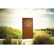 Stèle de jardin décorative avec motif Yin et Yang dans un jardin
