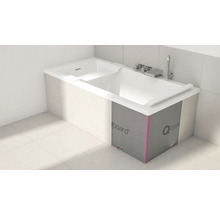 Eingebaute Badewanne mit Qboard Verkleidung im Badezimmer.