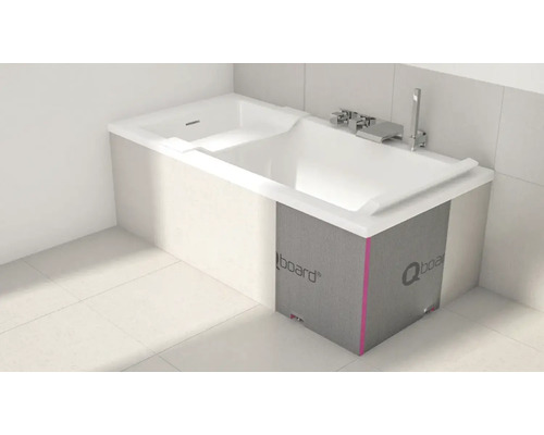 Baignoire encastrée avec habillage Qboard dans une salle de bains.
